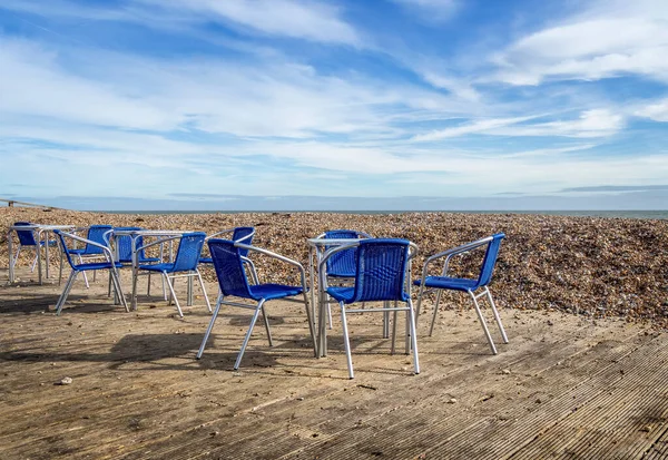 Sahil kafe terası, İngiltere, hiç müşteri olmadan terk edilmiş. Boş sandalyeler. — Stok fotoğraf