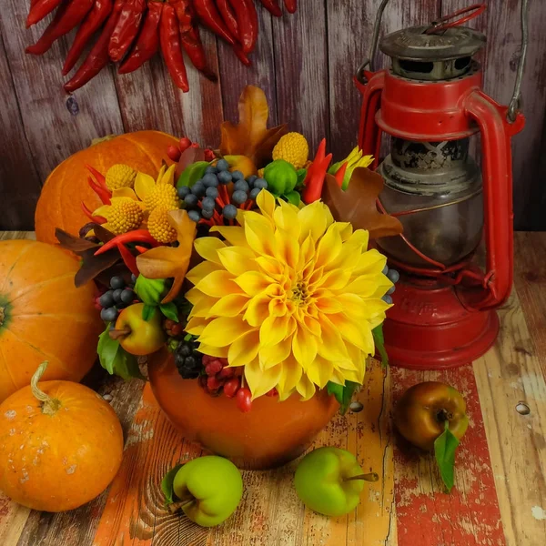 Bodegón de otoño con flores y frutas — Foto de Stock