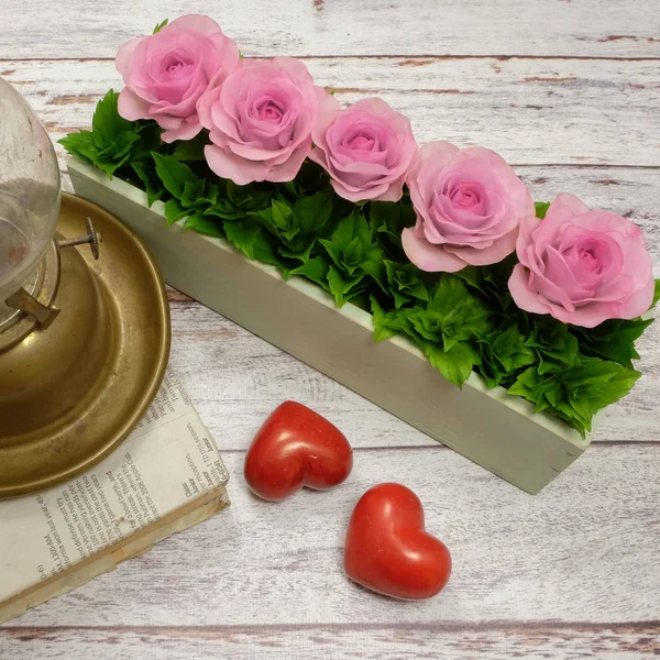 Composición romántica con rosas y menta — Foto de Stock