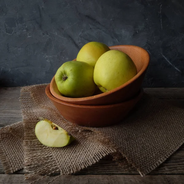 Manzanas verdes en un tazón de madera — Foto de Stock