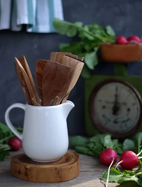 Bodegón Con Espátulas Cocina Madera Jarra Cerámica Blanca Rábano Escamas — Foto de Stock