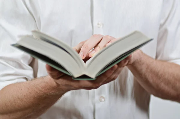 Le mani di un giovane adulto Primo piano, leggere un libro — Foto Stock