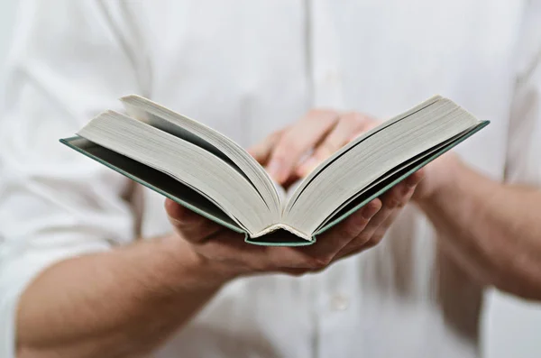 Las manos de un hombre joven de cerca, leyendo un libro — Foto de Stock