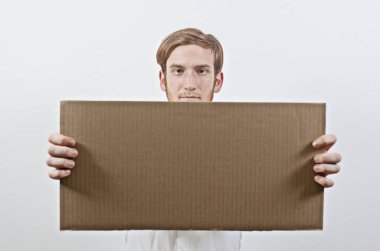 Beyaz gömlek büyük karton yazıt tutan genç yetişkin adam