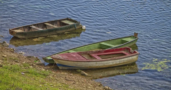 Tre gamla båtar längs floden — Stockfoto