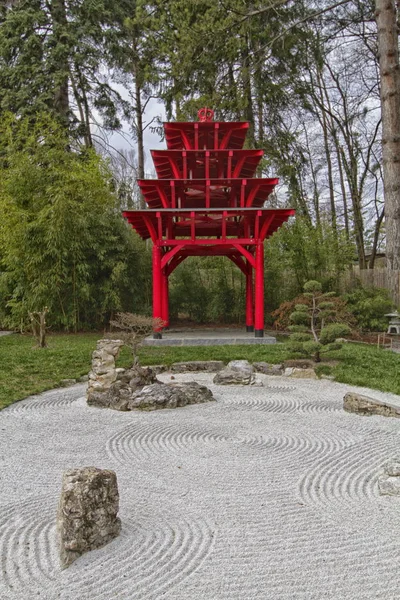 Japanse tuin en huis rood — Stockfoto