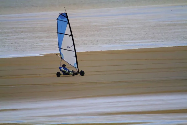 Muy hermosa playa danesa con un yate de arena — Foto de Stock