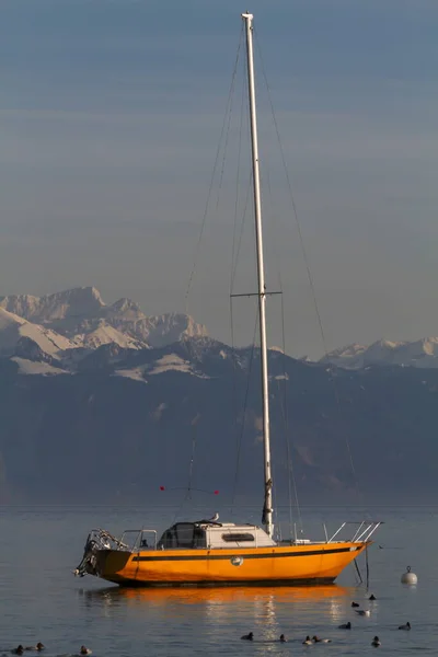 Schöne Landschaft mit einem Boot auf dem See — Stockfoto