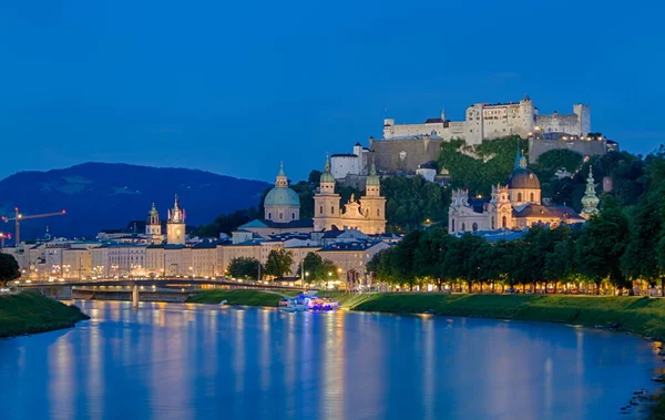 Muy bonita vista de la ciudad de Salzburgo en Austria — Foto de Stock