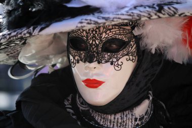Annecy 'deki çok güzel bir maske ve karnaval makyajı.