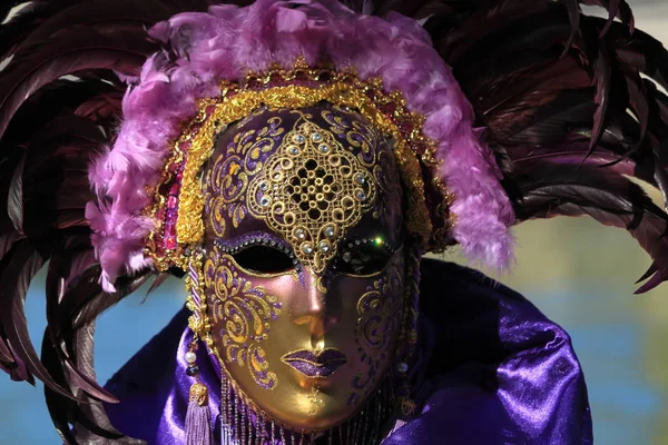 Máscara muito bonita e maquiagem de carnaval em Annecy — Fotografia de Stock