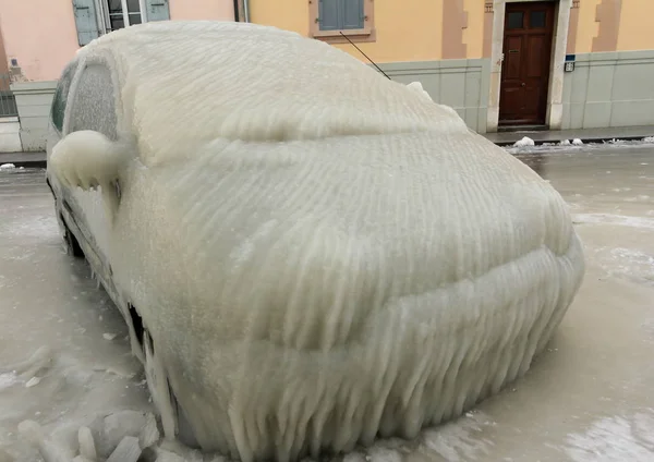 Car caught in the ice in Versoix Switzerland — Stock Photo, Image