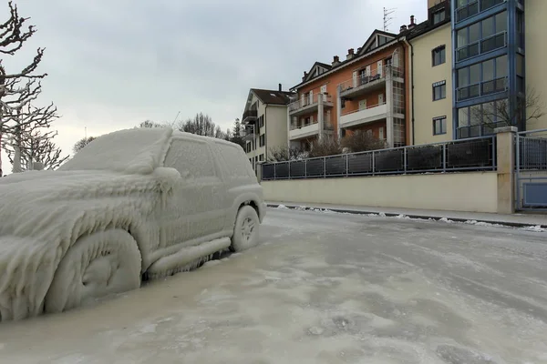 Auto gevangen in het ijs in Versoix Zwitserland — Stockfoto