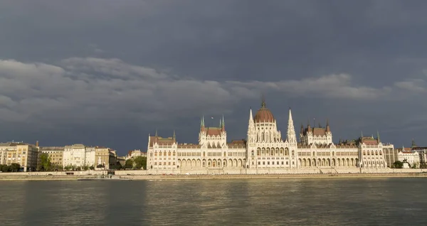 Macar parlamento binasının manzarası harika. — Stok fotoğraf