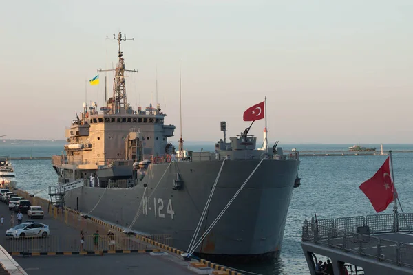ODESSA. UCRÂNIA. 14 de julho de 2017. Navio militar turco KARAMURSELBAY em exercícios militares na Ucrânia. Brisa marítima Exercício ucraniano e da OTAN 2017 em Odessa . — Fotografia de Stock