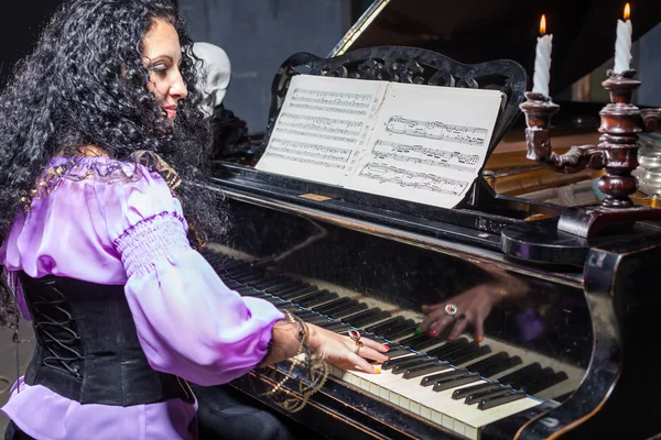 ピアノを弾く神秘的な女性 — ストック写真