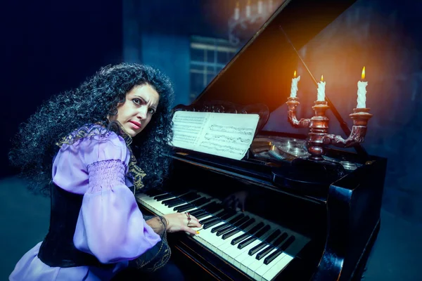 Mulher mística tocando piano — Fotografia de Stock