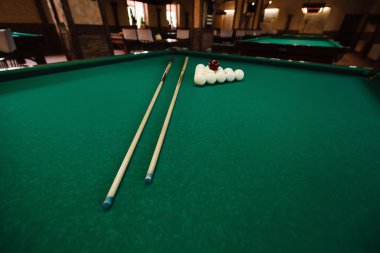 Yeşil masada bilardo topları