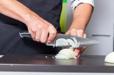 Adam'ın gemide Dilimleme soğan eller