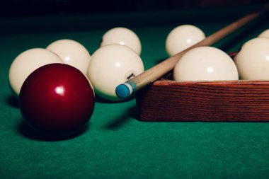 Yeşil masada bilardo topları