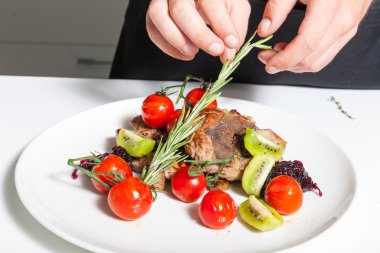 Adam'ın dekorasyon et eller 