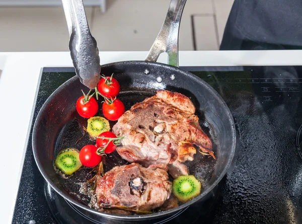 Мясо с овощами на сковороде — стоковое фото