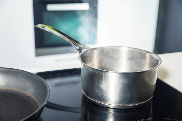 Padella e pentola sui fornelli — Foto Stock