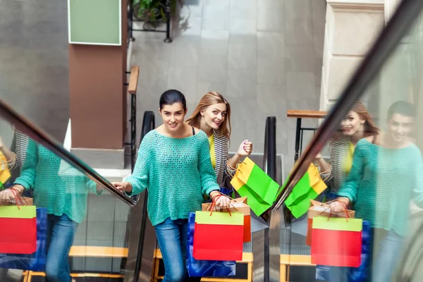 Mujeres en escalera móvil — Foto de Stock