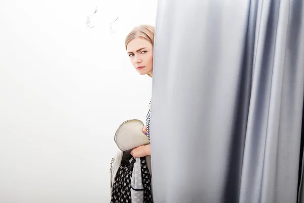 Женщина пытается украсть платье — стоковое фото