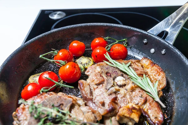 Vlees met groenten op pan — Stockfoto