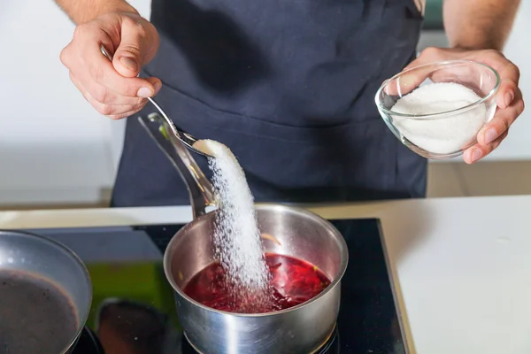 La main de l'homme tamiser le sucre dans la casserole — Photo