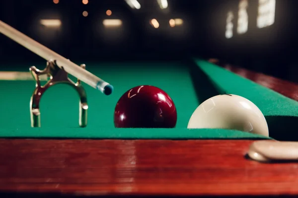 Biljartballen op groene tafel — Stockfoto