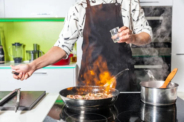 Homme cuisiner à la maison — Photo