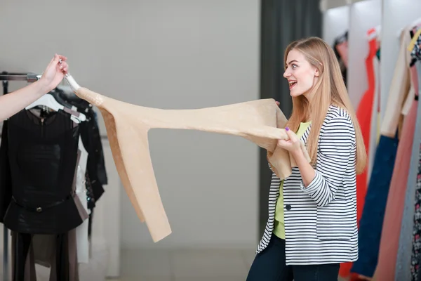 Mujer feliz mirando vestido — Foto de Stock