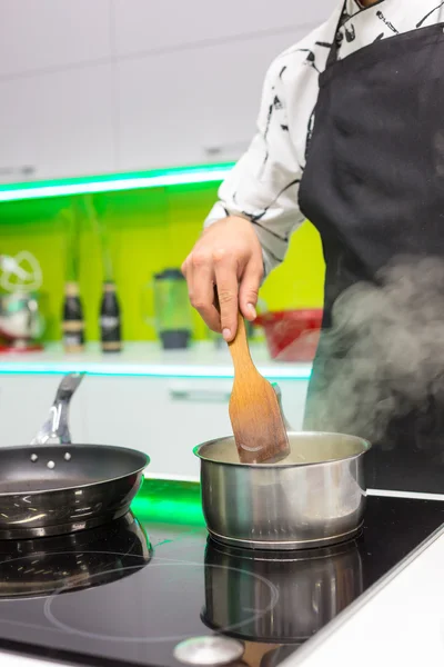 Iemands handen saus koken — Stockfoto