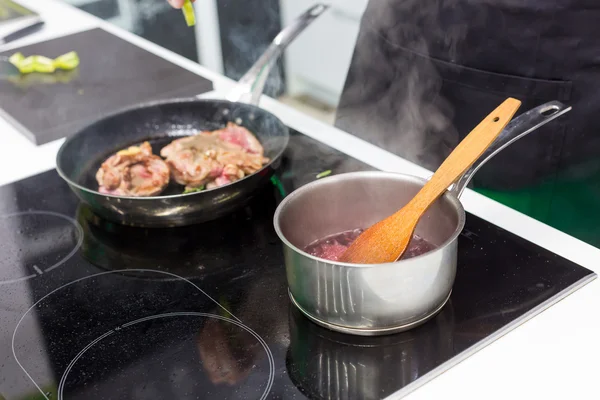 Carne en sartén — Foto de Stock