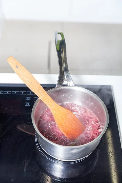 Сковорода и кастрюля на плите — стоковое фото