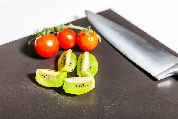 Coltello, pomodorini e kiwi affettato — Foto Stock