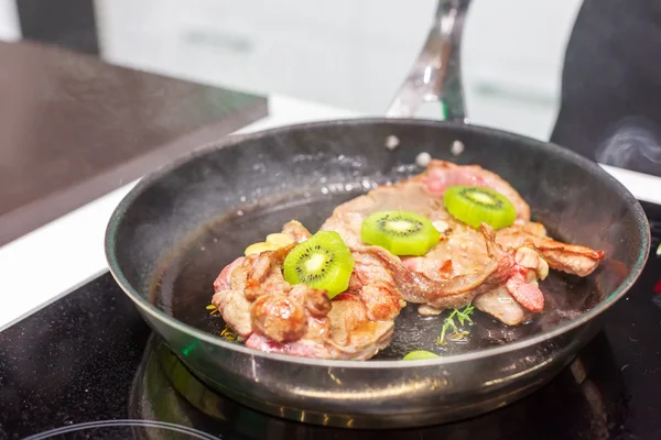 Carne con kiwi —  Fotos de Stock