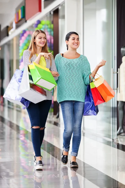 Jóvenes mujeres felices con bolsas — Foto de Stock