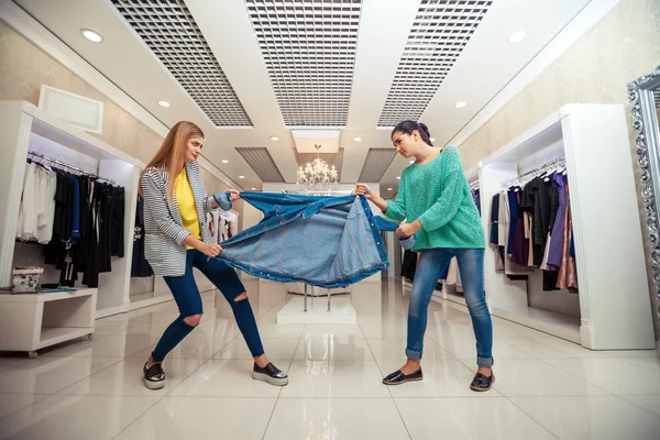 Mujeres jóvenes luchando por la chaqueta —  Fotos de Stock