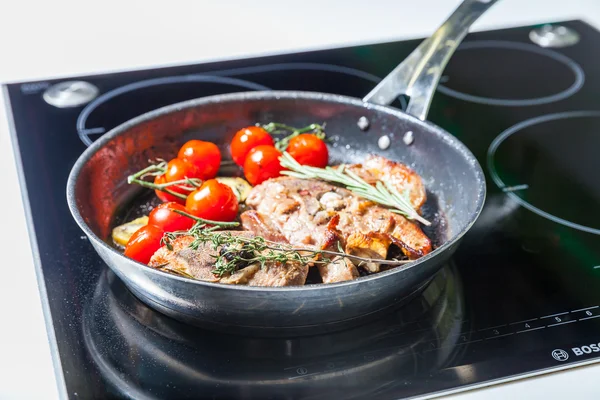 Vlees met groenten op pan — Stockfoto