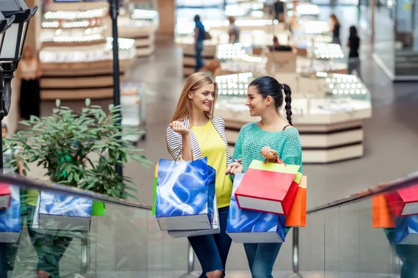 Women on moving staircase — Stock Photo, Image