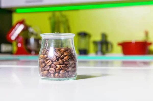 Κόκκους καφέ σε γυάλινο βάζο — Φωτογραφία Αρχείου