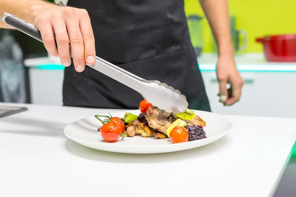 Main de l'homme décorant la viande — Photo