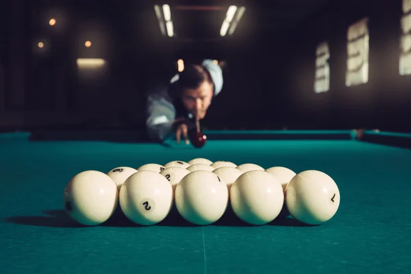 Člověk hraje kulečník — Stock fotografie