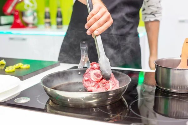 Uomo cucina a casa — Foto Stock