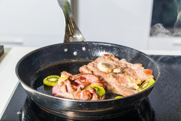 Fleisch mit Kiwifrüchten — Stockfoto