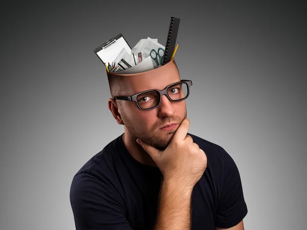 Uomo con dettagli ufficio in testa — Foto Stock