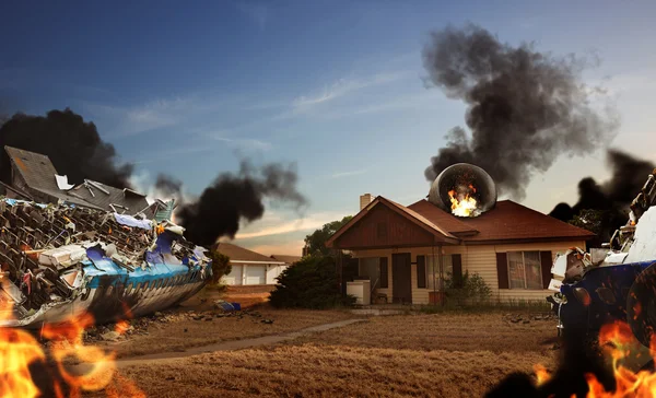 Airplane ruins near burning house — Stock Photo, Image